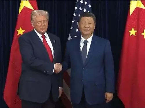 चीन-अमेरिका के बीच एयरपोर्ट पर हुई ट्रेड डील:ट्रम्प ने चीन पर टैरिफ 10% घटाया